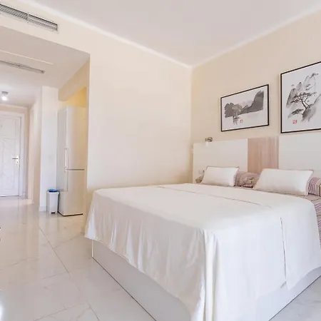 Luxury In Beachfront Complex In El Duque Area, 아파트 아데제